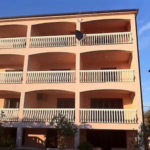 Apartman Bernarda 1, Nin